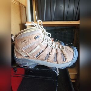 KEEN Voyageur Mid hiking boots woman's 10.5
